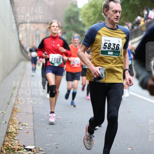 05.10.2025 - 20. swb-Marathon Bremen Michael Strokosch http://msf.ph/oto/9215658 05.10.2025 12:47:25 Laufen 2866, 5836 meine-sportfotos.de