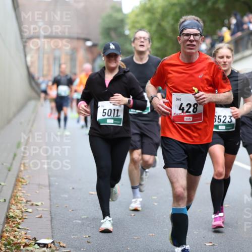 05.10.2025 - 20. swb-Marathon Bremen Michael Strokosch http://msf.ph/oto/9215665 05.10.2025 12:47:27 Laufen 5011, 428, 6523, 674, 979 meine-sportfotos.de