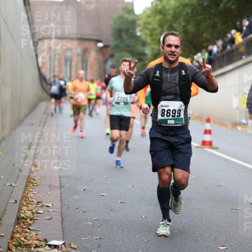 05.10.2025 - 20. swb-Marathon Bremen Michael Strokosch http://msf.ph/oto/9215677 05.10.2025 12:47:32 Laufen 3205, 8699, 756 meine-sportfotos.de