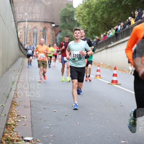 05.10.2025 - 20. swb-Marathon Bremen Michael Strokosch http://msf.ph/oto/9215679 05.10.2025 12:47:33 Laufen 1996, 3209, 869 meine-sportfotos.de
