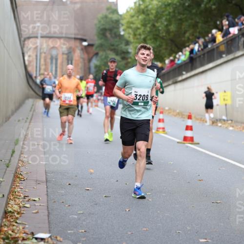 05.10.2025 - 20. swb-Marathon Bremen Michael Strokosch http://msf.ph/oto/9215680 05.10.2025 12:47:33 Laufen 1996, 3209 meine-sportfotos.de