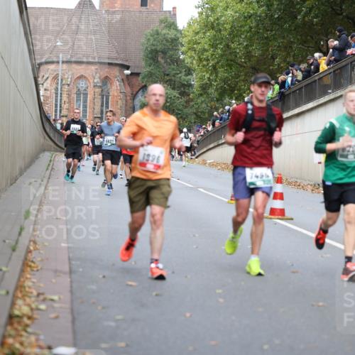 05.10.2025 - 20. swb-Marathon Bremen Michael Strokosch http://msf.ph/oto/9215683 05.10.2025 12:47:36 Laufen 7295, 6821, 1996, 7495 meine-sportfotos.de
