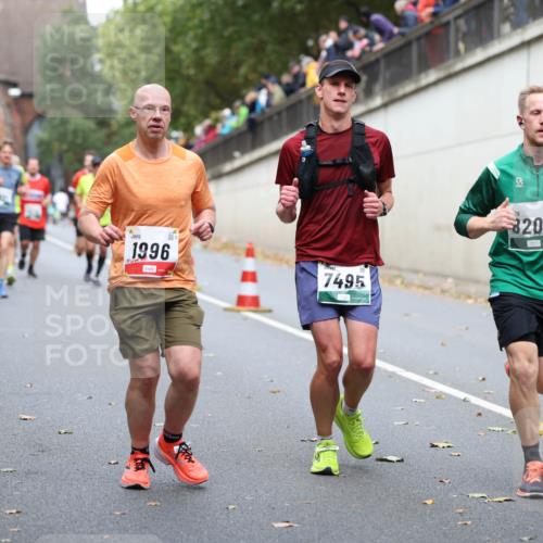 05.10.2025 - 20. swb-Marathon Bremen Michael Strokosch http://msf.ph/oto/9215687 05.10.2025 12:47:37 Laufen 7495, 8206, 1996 meine-sportfotos.de