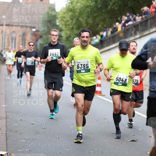 05.10.2025 - 20. swb-Marathon Bremen Michael Strokosch http://msf.ph/oto/9215693 05.10.2025 12:47:43 Laufen 8692, 6395, 6881, 5048, 679 meine-sportfotos.de
