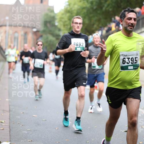05.10.2025 - 20. swb-Marathon Bremen Michael Strokosch http://msf.ph/oto/9215695 05.10.2025 12:47:43 Laufen 8692, 6395, 5048 meine-sportfotos.de