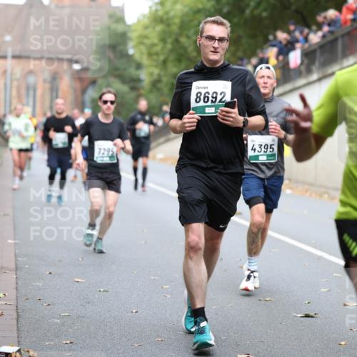 05.10.2025 - 20. swb-Marathon Bremen Michael Strokosch http://msf.ph/oto/9215696 05.10.2025 12:47:44 Laufen 7295, 8692, 4395, 6395 meine-sportfotos.de