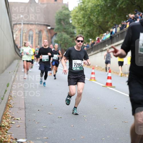 05.10.2025 - 20. swb-Marathon Bremen Michael Strokosch http://msf.ph/oto/9215697 05.10.2025 12:47:44 Laufen 5727, 7295, 8692 meine-sportfotos.de