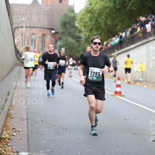 05.10.2025 - 20. swb-Marathon Bremen Michael Strokosch http://msf.ph/oto/9215698 05.10.2025 12:47:45 Laufen 5722, 7295 meine-sportfotos.de