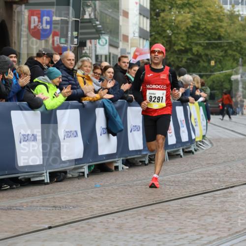 05.10.2025 - 20. swb-Marathon Bremen Strokosch-Dieckow http://msf.ph/oto/9219622 05.10.2025 10:31:44 Ziel 9291 meine-sportfotos.de