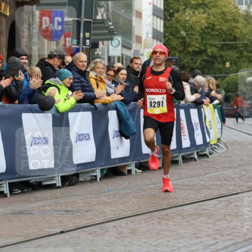 05.10.2025 - 20. swb-Marathon Bremen Strokosch-Dieckow http://msf.ph/oto/9219629 05.10.2025 10:31:45 Ziel 9291 meine-sportfotos.de