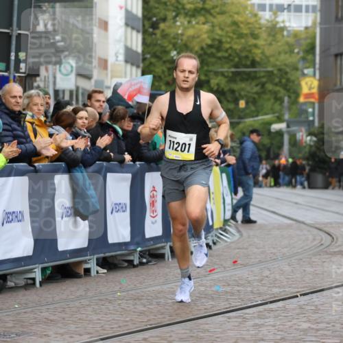 05.10.2025 - 20. swb-Marathon Bremen Strokosch-Dieckow http://msf.ph/oto/9219751 05.10.2025 10:31:58 Ziel 11201 meine-sportfotos.de