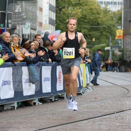 05.10.2025 - 20. swb-Marathon Bremen Strokosch-Dieckow http://msf.ph/oto/9219755 05.10.2025 10:31:58 Ziel 11201 meine-sportfotos.de