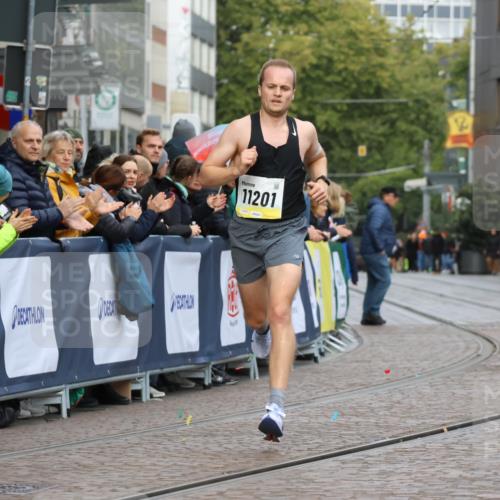 05.10.2025 - 20. swb-Marathon Bremen Strokosch-Dieckow http://msf.ph/oto/9219759 05.10.2025 10:31:58 Ziel 11201 meine-sportfotos.de
