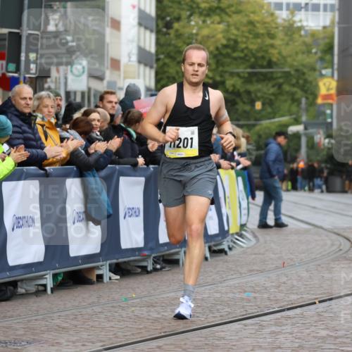 05.10.2025 - 20. swb-Marathon Bremen Strokosch-Dieckow http://msf.ph/oto/9219763 05.10.2025 10:31:58 Ziel 11201 meine-sportfotos.de