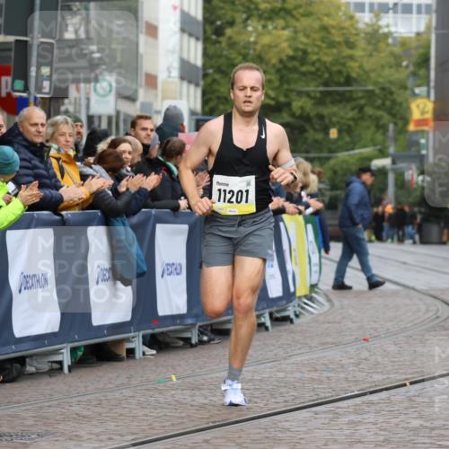 05.10.2025 - 20. swb-Marathon Bremen Strokosch-Dieckow http://msf.ph/oto/9219769 05.10.2025 10:31:58 Ziel 11201 meine-sportfotos.de
