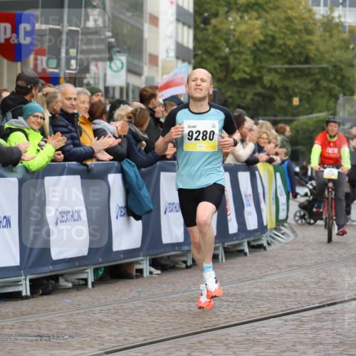 05.10.2025 - 20. swb-Marathon Bremen Strokosch-Dieckow http://msf.ph/oto/9219830 05.10.2025 10:32:33 Ziel 9280, 11730 meine-sportfotos.de