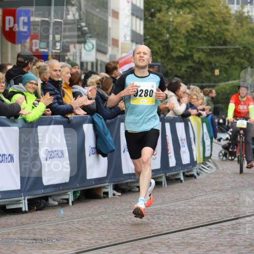 05.10.2025 - 20. swb-Marathon Bremen Strokosch-Dieckow http://msf.ph/oto/9219834 05.10.2025 10:32:33 Ziel 9280, 11730 meine-sportfotos.de