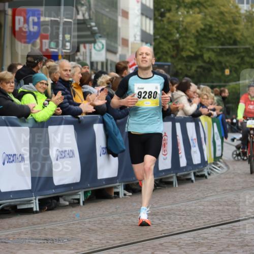 05.10.2025 - 20. swb-Marathon Bremen Strokosch-Dieckow http://msf.ph/oto/9219839 05.10.2025 10:32:34 Ziel 9280, 11730 meine-sportfotos.de