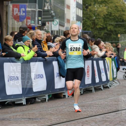 05.10.2025 - 20. swb-Marathon Bremen Strokosch-Dieckow http://msf.ph/oto/9219842 05.10.2025 10:32:34 Ziel 9280, 11730 meine-sportfotos.de
