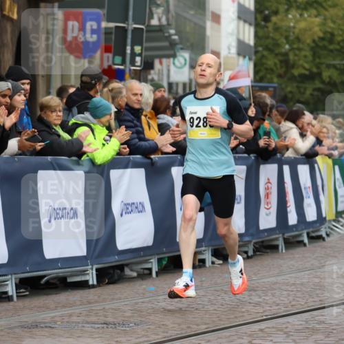 05.10.2025 - 20. swb-Marathon Bremen Strokosch-Dieckow http://msf.ph/oto/9219849 05.10.2025 10:32:34 Ziel 9280, 11730 meine-sportfotos.de