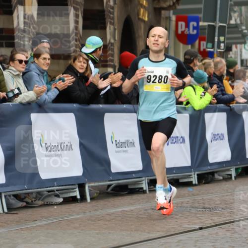 05.10.2025 - 20. swb-Marathon Bremen Strokosch-Dieckow http://msf.ph/oto/9219864 05.10.2025 10:32:35 Ziel 9280, 11730 meine-sportfotos.de