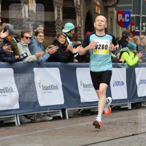 05.10.2025 - 20. swb-Marathon Bremen Strokosch-Dieckow http://msf.ph/oto/9219874 05.10.2025 10:32:35 Ziel 9280, 11730 meine-sportfotos.de