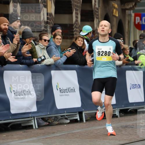 05.10.2025 - 20. swb-Marathon Bremen Strokosch-Dieckow http://msf.ph/oto/9219889 05.10.2025 10:32:35 Ziel 9280, 11730 meine-sportfotos.de