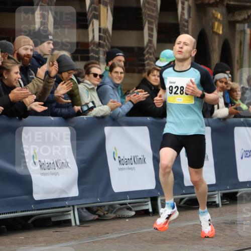 05.10.2025 - 20. swb-Marathon Bremen Strokosch-Dieckow http://msf.ph/oto/9219892 05.10.2025 10:32:35 Ziel 9280, 11730 meine-sportfotos.de