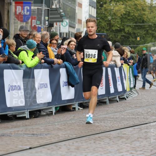 05.10.2025 - 20. swb-Marathon Bremen Strokosch-Dieckow http://msf.ph/oto/9219988 05.10.2025 10:32:48 Ziel 9996 meine-sportfotos.de