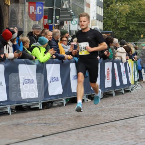 05.10.2025 - 20. swb-Marathon Bremen Strokosch-Dieckow http://msf.ph/oto/9220004 05.10.2025 10:32:48 Ziel 9996 meine-sportfotos.de