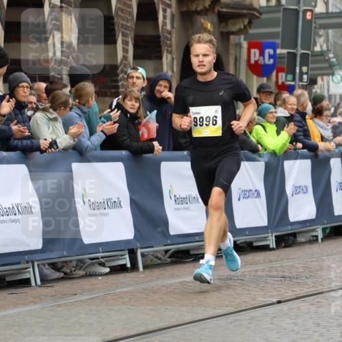 05.10.2025 - 20. swb-Marathon Bremen Strokosch-Dieckow http://msf.ph/oto/9220032 05.10.2025 10:32:49 Ziel 9996 meine-sportfotos.de
