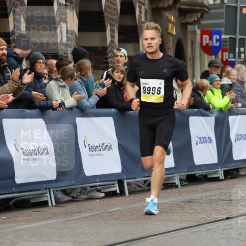 05.10.2025 - 20. swb-Marathon Bremen Strokosch-Dieckow http://msf.ph/oto/9220038 05.10.2025 10:32:49 Ziel 9996 meine-sportfotos.de