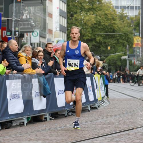 05.10.2025 - 20. swb-Marathon Bremen Strokosch-Dieckow http://msf.ph/oto/9220066 05.10.2025 10:32:59 Ziel 10894 meine-sportfotos.de