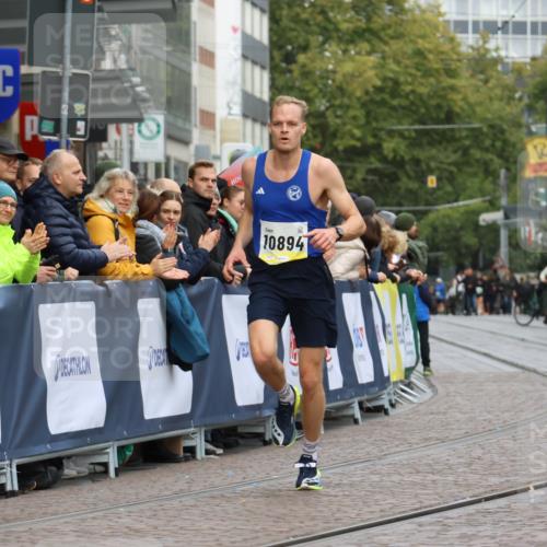 05.10.2025 - 20. swb-Marathon Bremen Strokosch-Dieckow http://msf.ph/oto/9220071 05.10.2025 10:32:59 Ziel 10894 meine-sportfotos.de