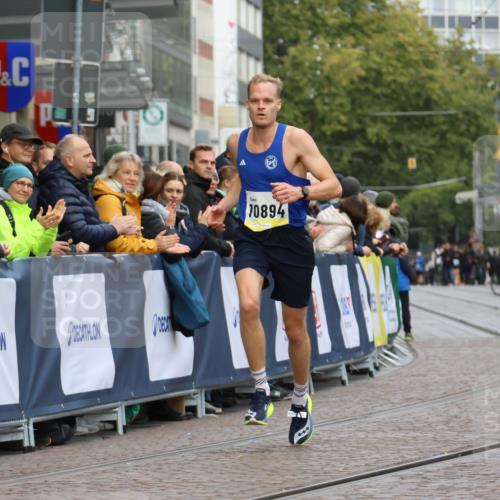 05.10.2025 - 20. swb-Marathon Bremen Strokosch-Dieckow http://msf.ph/oto/9220081 05.10.2025 10:32:59 Ziel 10894 meine-sportfotos.de