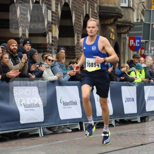 05.10.2025 - 20. swb-Marathon Bremen Strokosch-Dieckow http://msf.ph/oto/9220101 05.10.2025 10:33:01 Ziel 10894 meine-sportfotos.de