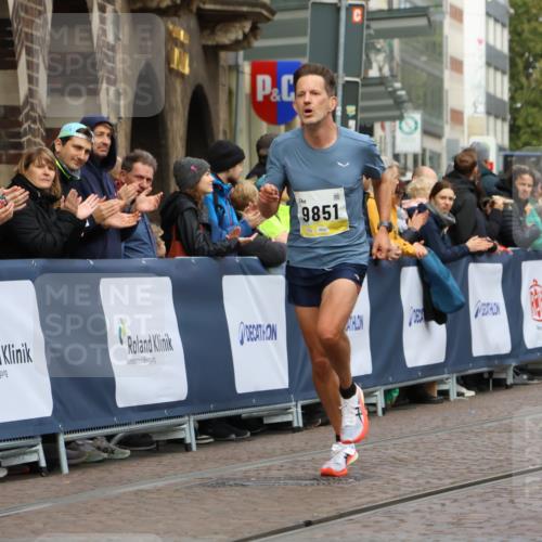 05.10.2025 - 20. swb-Marathon Bremen Strokosch-Dieckow http://msf.ph/oto/9220215 05.10.2025 10:34:24 Ziel 9851 meine-sportfotos.de