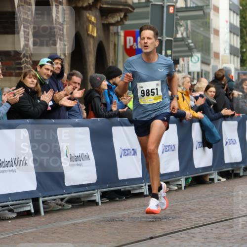 05.10.2025 - 20. swb-Marathon Bremen Strokosch-Dieckow http://msf.ph/oto/9220217 05.10.2025 10:34:24 Ziel 9851 meine-sportfotos.de