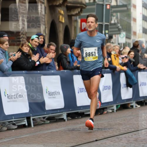05.10.2025 - 20. swb-Marathon Bremen Strokosch-Dieckow http://msf.ph/oto/9220219 05.10.2025 10:34:24 Ziel 9851 meine-sportfotos.de
