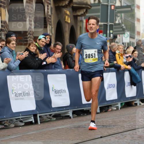 05.10.2025 - 20. swb-Marathon Bremen Strokosch-Dieckow http://msf.ph/oto/9220223 05.10.2025 10:34:24 Ziel 9851 meine-sportfotos.de
