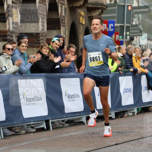 05.10.2025 - 20. swb-Marathon Bremen Strokosch-Dieckow http://msf.ph/oto/9220230 05.10.2025 10:34:24 Ziel 9851 meine-sportfotos.de