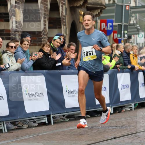 05.10.2025 - 20. swb-Marathon Bremen Strokosch-Dieckow http://msf.ph/oto/9220233 05.10.2025 10:34:24 Ziel 9851 meine-sportfotos.de
