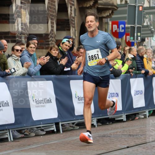 05.10.2025 - 20. swb-Marathon Bremen Strokosch-Dieckow http://msf.ph/oto/9220235 05.10.2025 10:34:24 Ziel 9851 meine-sportfotos.de