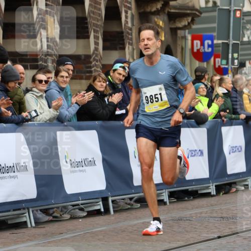 05.10.2025 - 20. swb-Marathon Bremen Strokosch-Dieckow http://msf.ph/oto/9220239 05.10.2025 10:34:24 Ziel 9851 meine-sportfotos.de