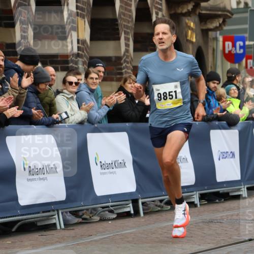 05.10.2025 - 20. swb-Marathon Bremen Strokosch-Dieckow http://msf.ph/oto/9220246 05.10.2025 10:34:25 Ziel 9851 meine-sportfotos.de