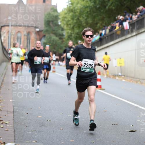 05.10.2025 - 20. swb-Marathon Bremen Michael Strokosch http://msf.ph/oto/9220257 05.10.2025 12:47:45 Laufen 7295 meine-sportfotos.de