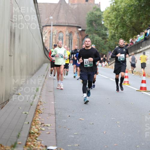 05.10.2025 - 20. swb-Marathon Bremen Michael Strokosch http://msf.ph/oto/9220260 05.10.2025 12:47:46 Laufen 2504, 5727, 2915 meine-sportfotos.de