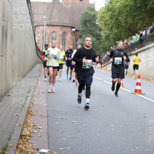 05.10.2025 - 20. swb-Marathon Bremen Michael Strokosch http://msf.ph/oto/9220262 05.10.2025 12:47:46 Laufen 250, 2915, 5727 meine-sportfotos.de