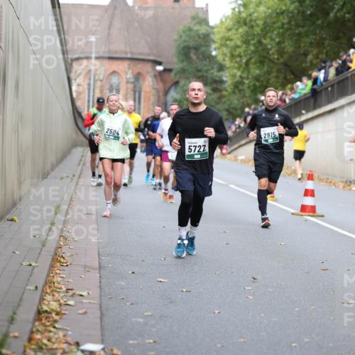 05.10.2025 - 20. swb-Marathon Bremen Michael Strokosch http://msf.ph/oto/9220263 05.10.2025 12:47:47 Laufen 2504, 5727, 2915 meine-sportfotos.de