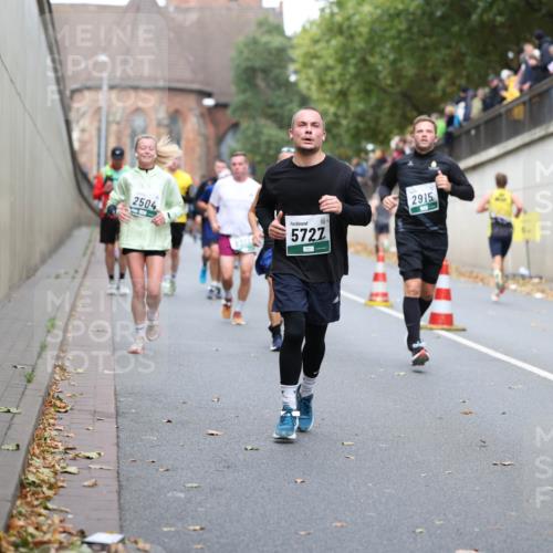 05.10.2025 - 20. swb-Marathon Bremen Michael Strokosch http://msf.ph/oto/9220267 05.10.2025 12:47:47 Laufen 2504, 5727, 2915 meine-sportfotos.de